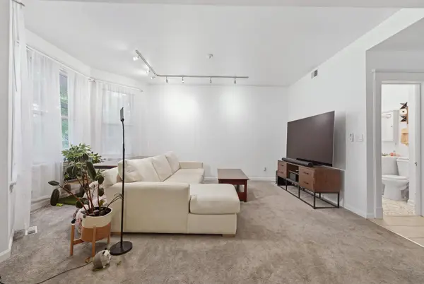 2135 W Barry AVE, Chicago, IL 60618