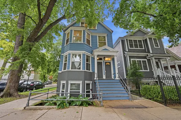 2135 W Barry AVE, Chicago, IL 60618