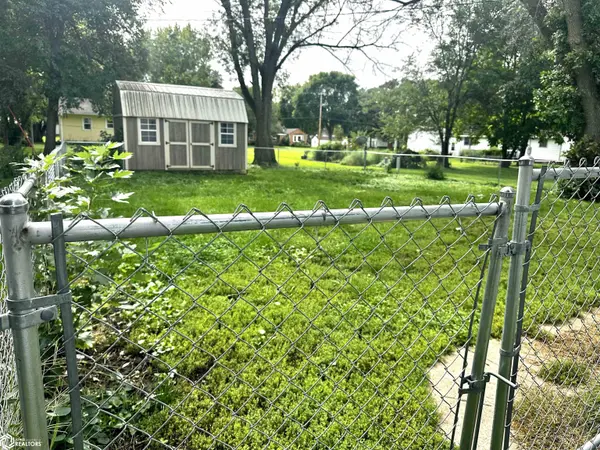 425 1St ST, Britt, IA 50423