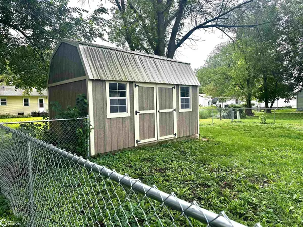 425 1St ST, Britt, IA 50423