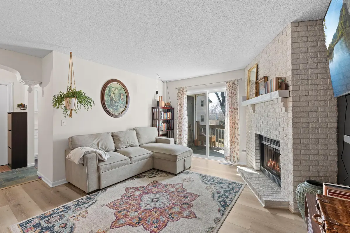3861 Gold PT #B, Eagan, MN 55122