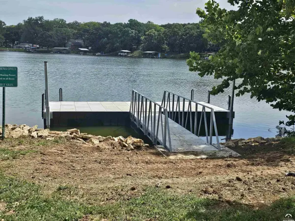 5037 Comanche LN, Mclouth, KS 66054