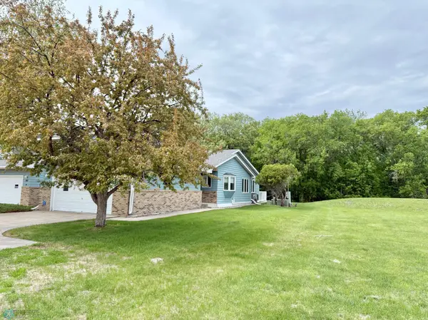 779 Royal Oaks DR N, Fargo, ND 58102