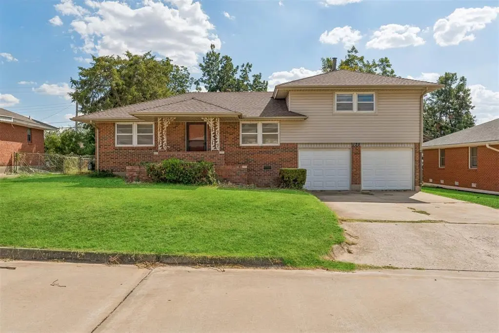 128 Leonard LN, Midwest City, OK 73110