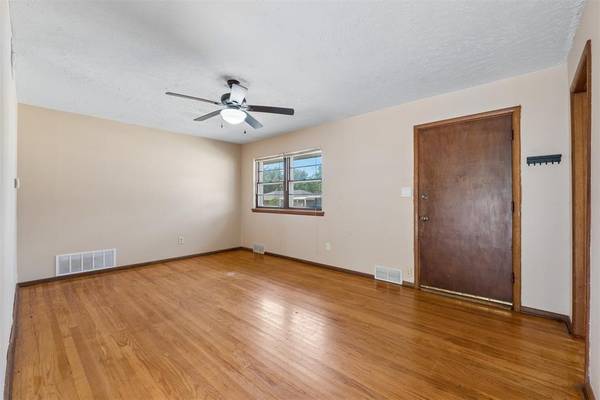 128 Leonard LN, Midwest City, OK 73110