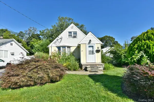 35 Montauk DR, Bay Shore, NY 11706