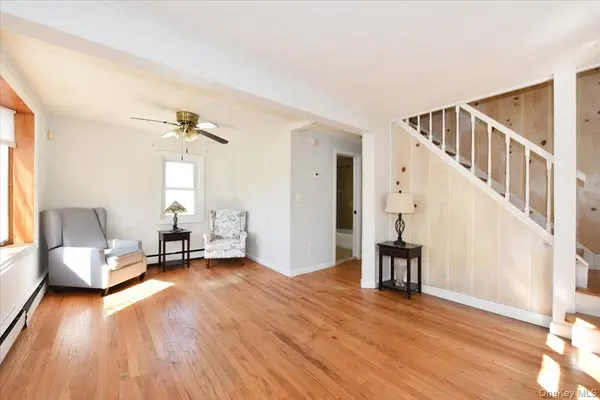 35 Montauk DR, Bay Shore, NY 11706