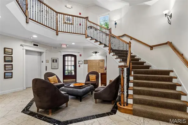 127 E Clinton PL #3B, Kirkwood, MO 63122