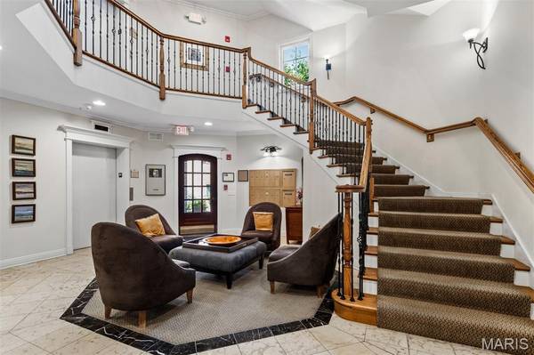 127 E Clinton PL #3B, Kirkwood, MO 63122