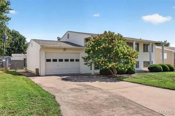 16 Saint Michael DR, St Peters, MO 63376