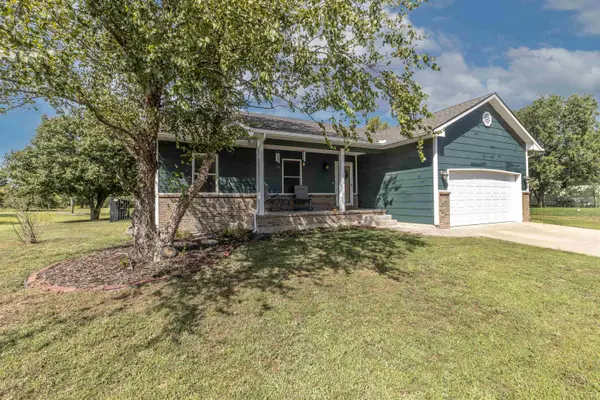 1101 N Parkway Dr, Valley Center, KS 67147