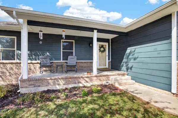 1101 N Parkway Dr, Valley Center, KS 67147