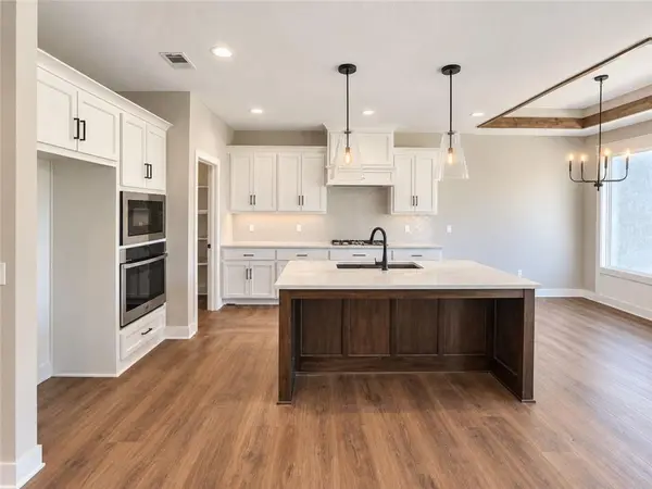 22180 W 116th TER, Olathe, KS 66061