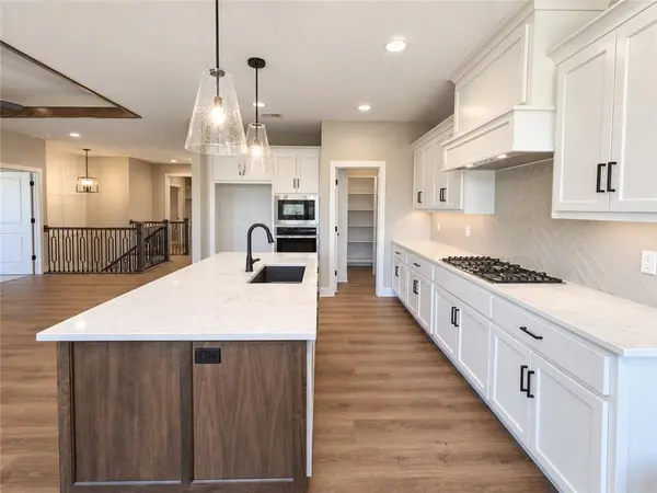 22180 W 116th TER, Olathe, KS 66061