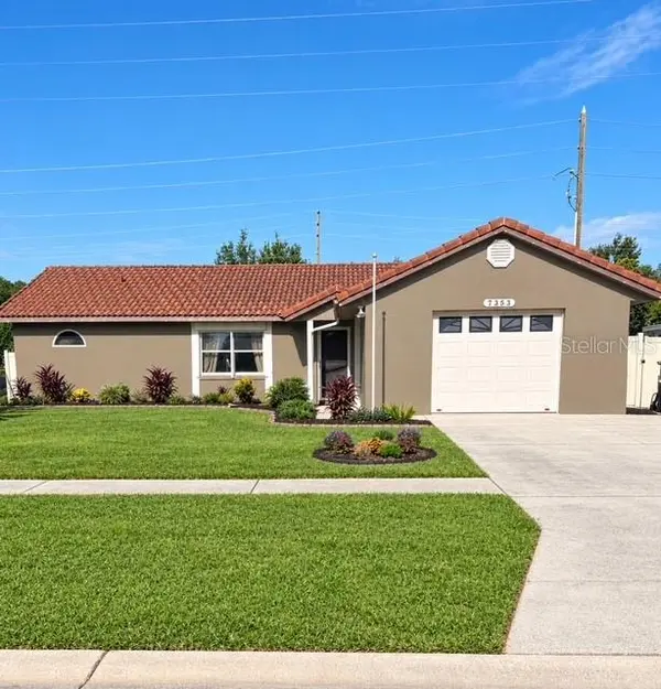 7353 APPLEGATE DR, Zephyrhills, FL 33540