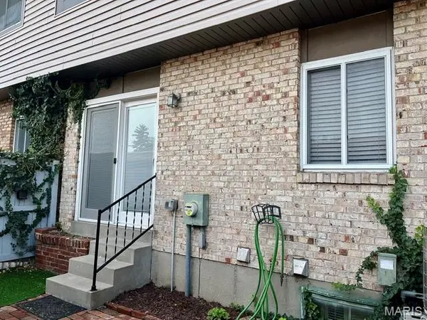 3171 Carefree LN, Florissant, MO 63033