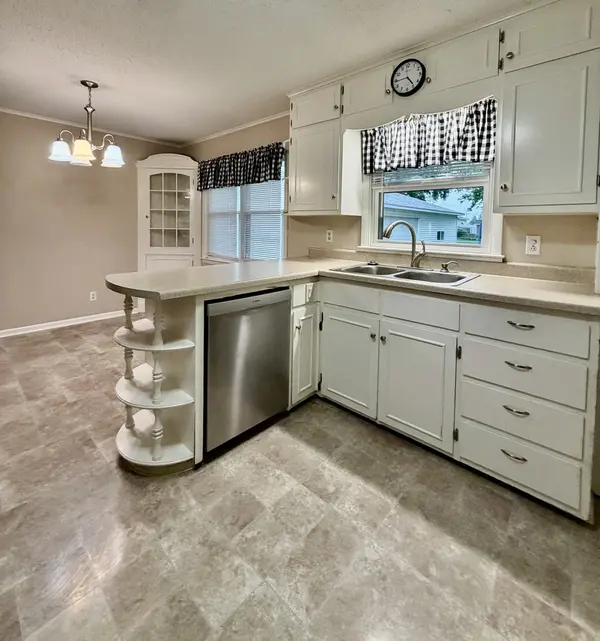 806 9th ST, Camanche, IA 52730