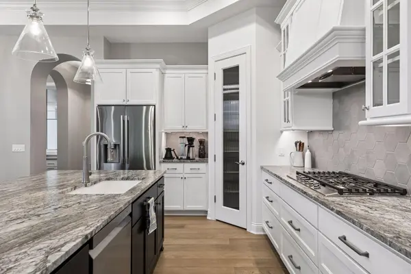 89 Spring Farm RD, North Oaks, MN 55127