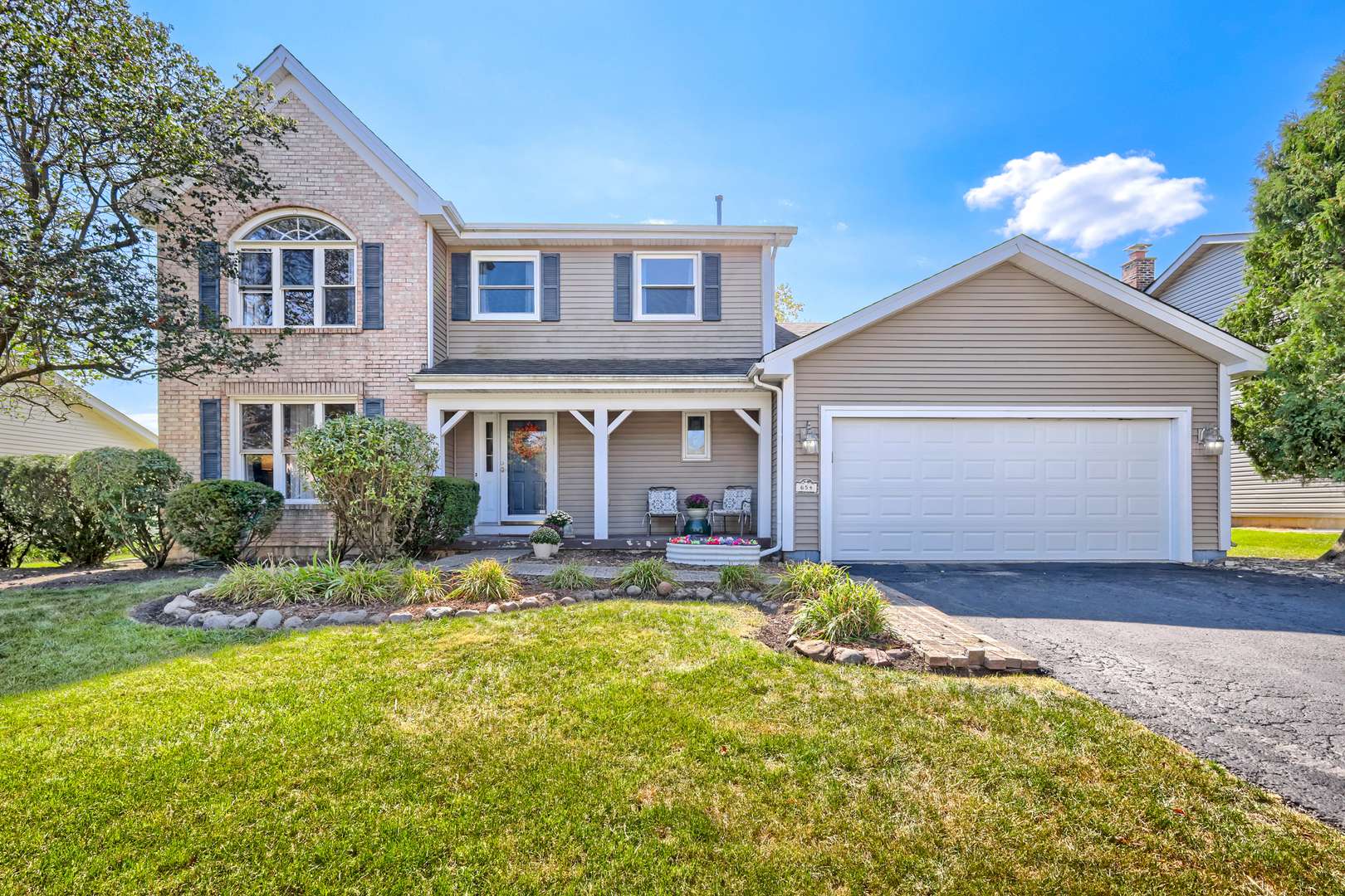 654 Matthew LN, Carol Stream, IL 60188