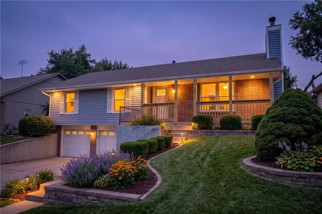 449 Hithergreen DR, Lansing, KS 66043