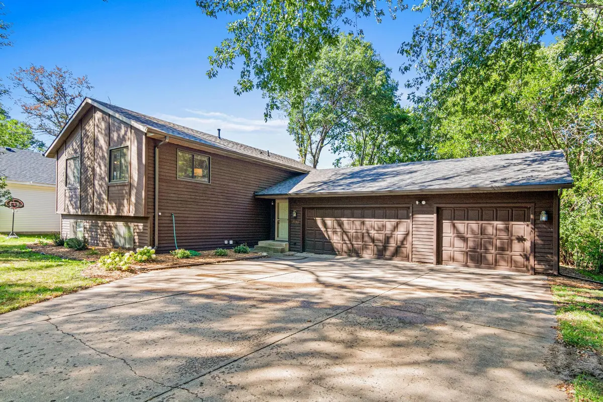 7720 Long Lake RD, Mounds View, MN 55112