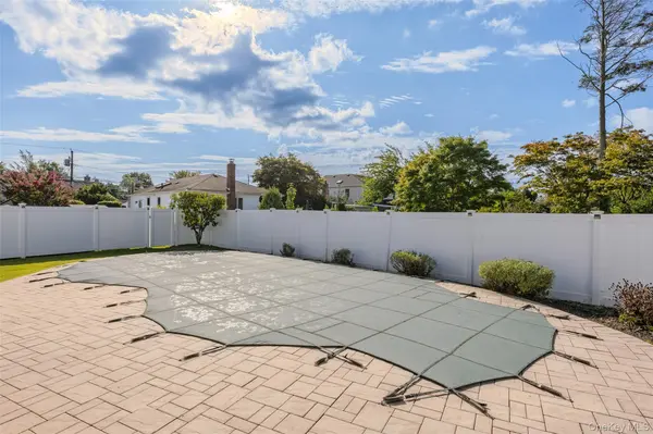 1296 Leslie LN, Bellmore, NY 11710