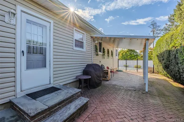 1296 Leslie LN, Bellmore, NY 11710