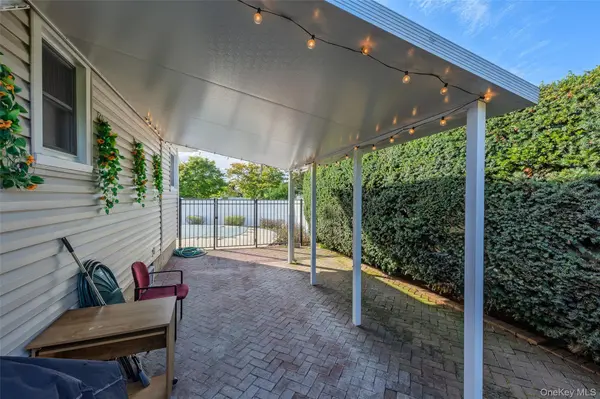1296 Leslie LN, Bellmore, NY 11710