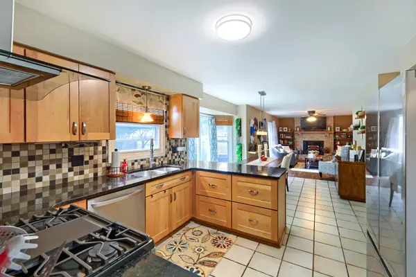 654 Matthew LN, Carol Stream, IL 60188