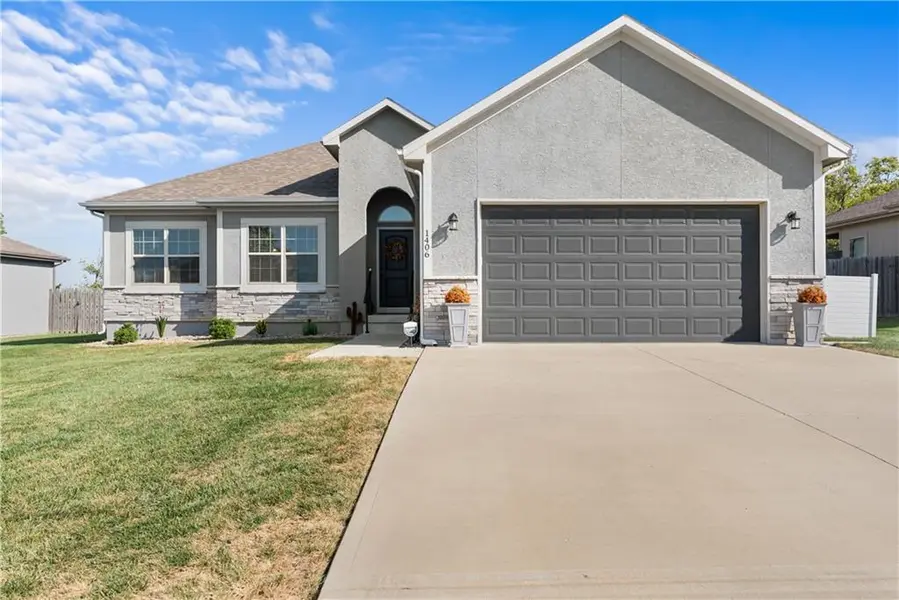 1406 SW 8th TER, Oak Grove, MO 64075