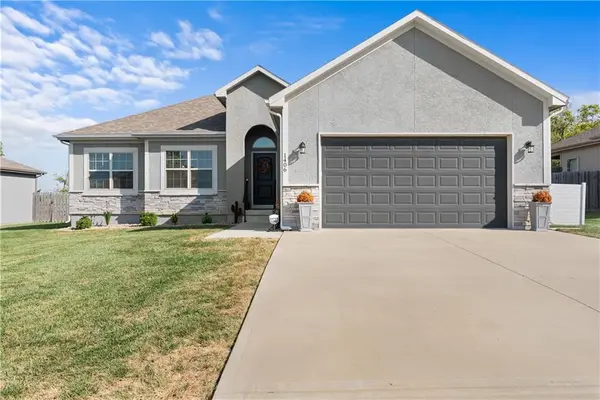 1406 SW 8th TER, Oak Grove, MO 64075