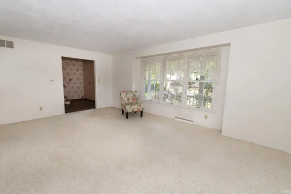 5624 Danbury DR, South Bend, IN 46614
