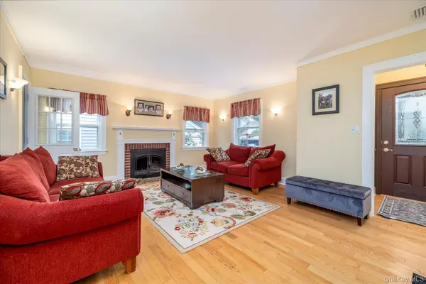 146 Beverly AVE, Floral Park, NY 11001