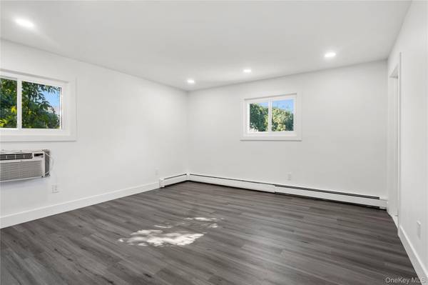 8 Gale DR, North Woodmere, NY 11581