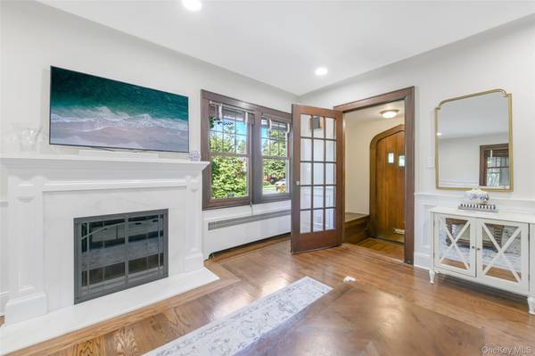 206 Glenmore ST, East Williston, NY 11596
