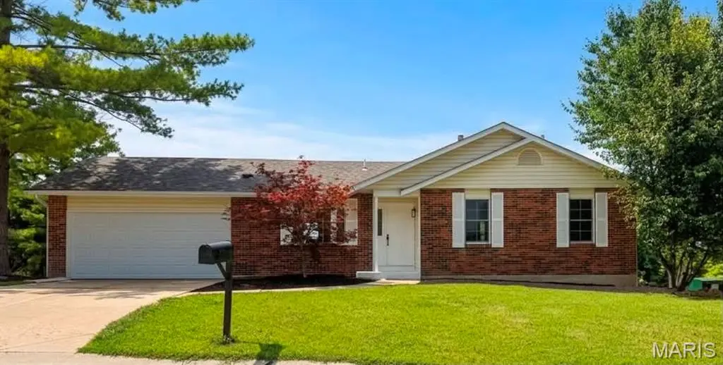 1068 Apricot DR, St Charles, MO 63301