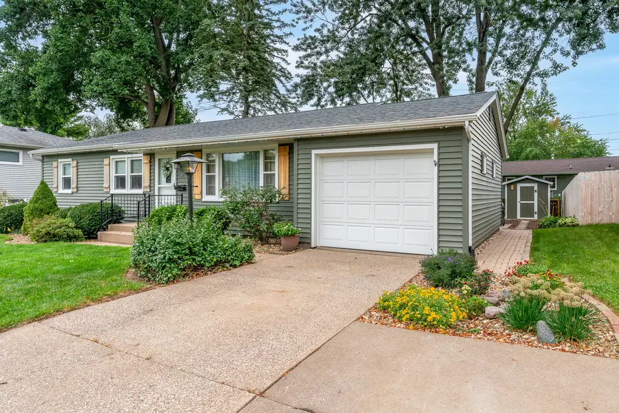 1923 Glenn ST, Bettendorf, IA 52722