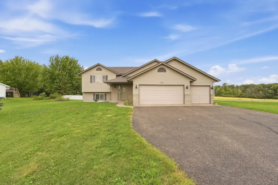 619 Nelson LN, Center City, MN 55012
