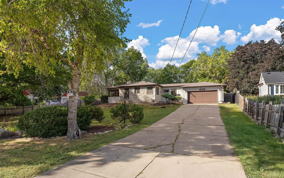 1603 Frost AVE, Maplewood, MN 55109