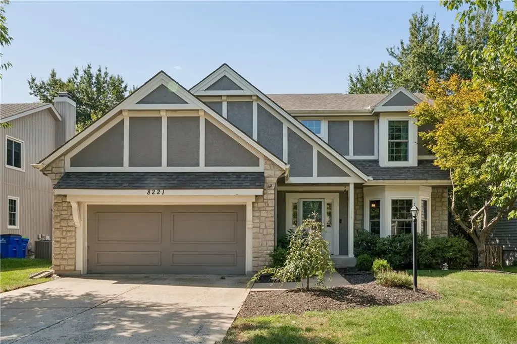 8221 W 152nd TER, Overland Park, KS 66223