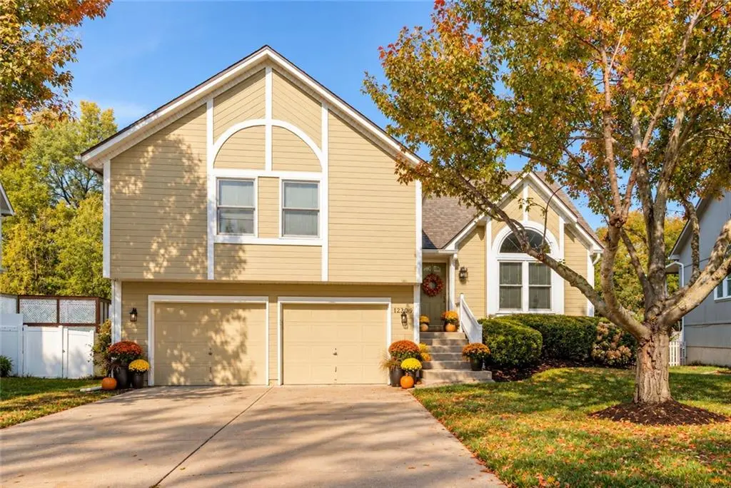 12490 S Alden CT, Olathe, KS 66062
