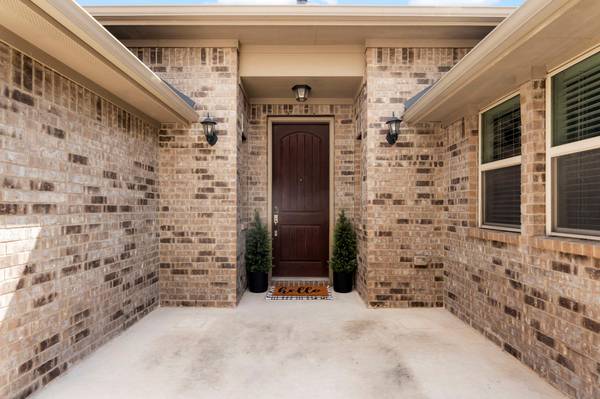 105 W Highfield ST, Hutto, TX 78634