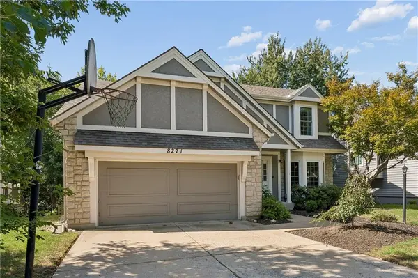 8221 W 152nd TER, Overland Park, KS 66223