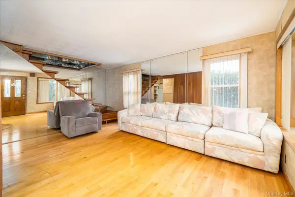 49 Roosevelt CT, Westbury, NY 11590