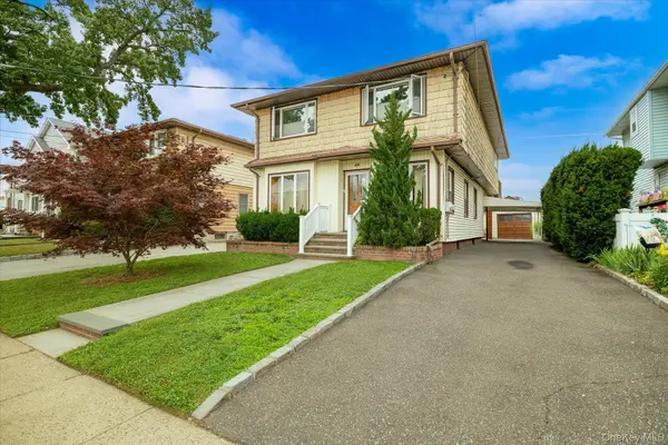 49 Roosevelt CT, Westbury, NY 11590