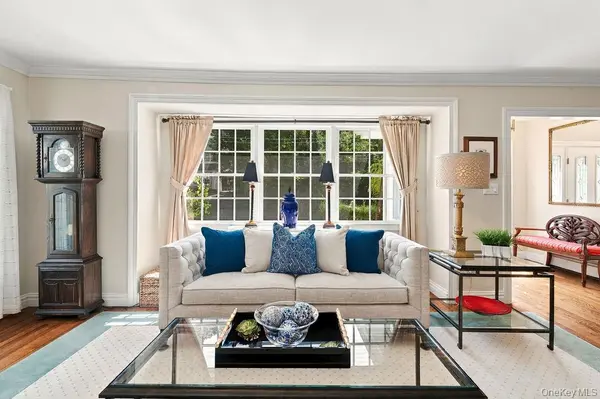 4 Bayview CIR, Manhasset, NY 11030