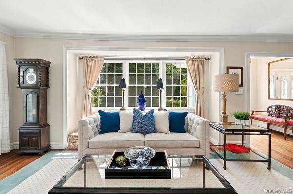 4 Bayview CIR, Manhasset, NY 11030