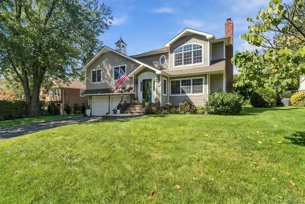 4 Bayview CIR, Manhasset, NY 11030