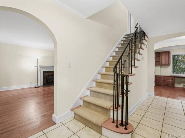 2 Amherst RD, Great Neck, NY 11021