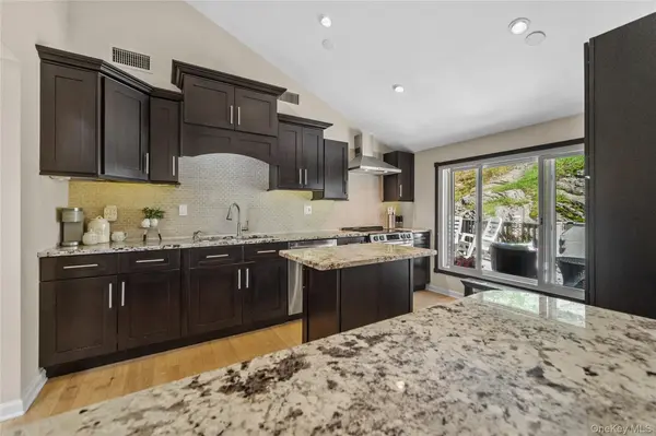 16 Birch DR, Mahopac, NY 10541